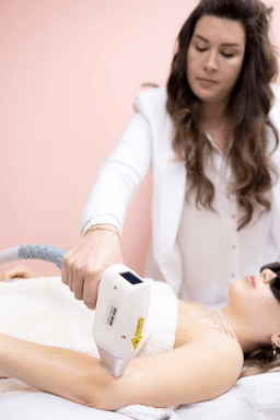 תמונה של טיפול הסרת שיער בלייזר -  הסרת שיער בלייזר היא הדרך היעילה והמתקדמת ביותר להשגת עור חלק לצמיתות. המרכז שלנו גאה להשתמש בטכנולוגיית ה-REJUVE המהפכנית של חברת Alma Lasers העולמית. מערכת ה-REJUVE משלבת עוצמה דיוק ומהירות, ומתאימה למגוון רחב של סוגי עור וגווני שיער. בזכות טכנולוגיית הקירור האינטגרלית של המכשיר, הטיפול הופך לחוויה נעימה ובטוחה משמעותית, תוך הפחתה מקסימלית של תחושת אי-הנוחות. הלייזר פועל ישירות על זקיק השערה, משמיד את שורש השערה מהיסוד ומונע צמיחה מחודשת, מה שחוסך לך זמן, כאב והתעסקות יומיומית בגילוח או שעווה.