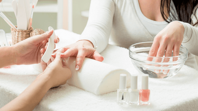 בניית ציפורניים בג'ל